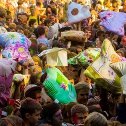 Большая битва подушками 2015