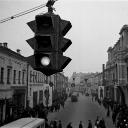 Выставка «Начинаем творческую дискуссию. Конструктивистская фотография РОПФа и «Октября»