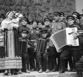 Выставка «Искусство под огнем. Фронтовые бригады для Победы»