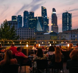 Концерты на высоте с видом на Москва-Сити в закатных оттенках. Два вечера — два состояния