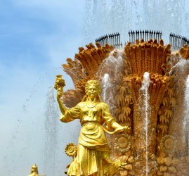 Москва июль. Каток гум у кремля. Праздник в парке горького. Москва фото 2024. Книжный фестиваль красная площадь 2022.