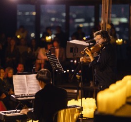 Hans Zimmer в струнном эмбиент-звучании с арфой на панорамной тёплой крыше Москвы 2026