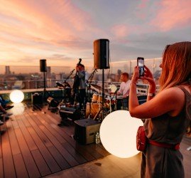 Летний сезон джазовых концертов на атмосферных крышах от ROOFEVENTS 2022