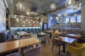 Интерьер ресторана Crafted Grill Bar City
