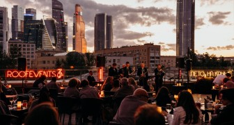 Последние тёплые концерты на крышах Москвы: джаз, закаты и виды на город