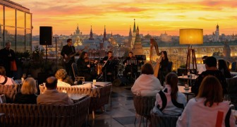 Другое звучание Ханса Циммера с арфой на крыше The Carlton с видом на Кремль