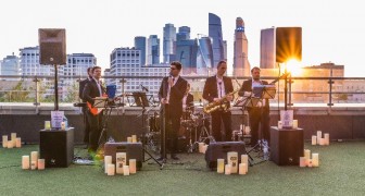 Романтический нью-йоркский джаз на летней крыше с видом на Сити