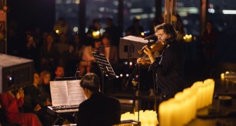 Музыка Ханса Циммера в струнном звучании камерного оркестра с арфой на панорамной теплой крыше