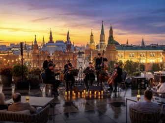 Симфония уходящего солнца. Единственный мужской оркестр на крыше The Carlton с видом на Кремль