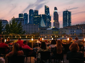 Концерты на высоте с видом на Москва-Сити в закатных оттенках. Два вечера — два состояния