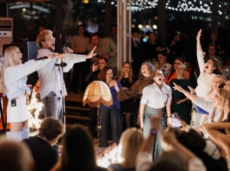 Некараоке вечеринка на тёплой крыше под хиты 90-х и 2000-х