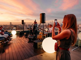 Концерты на крыше с видом в Москве: три центральных площадки Roofevents этим летом