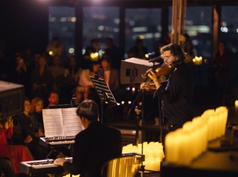 Музыка Ханса Циммера в струнном звучании камерного оркестра с арфой на панорамной теплой крыше