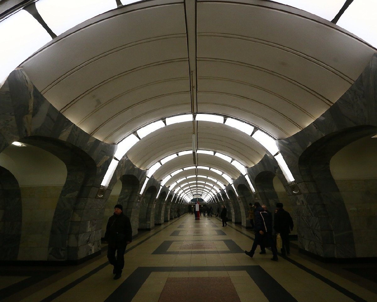 Вход в метро чкаловская