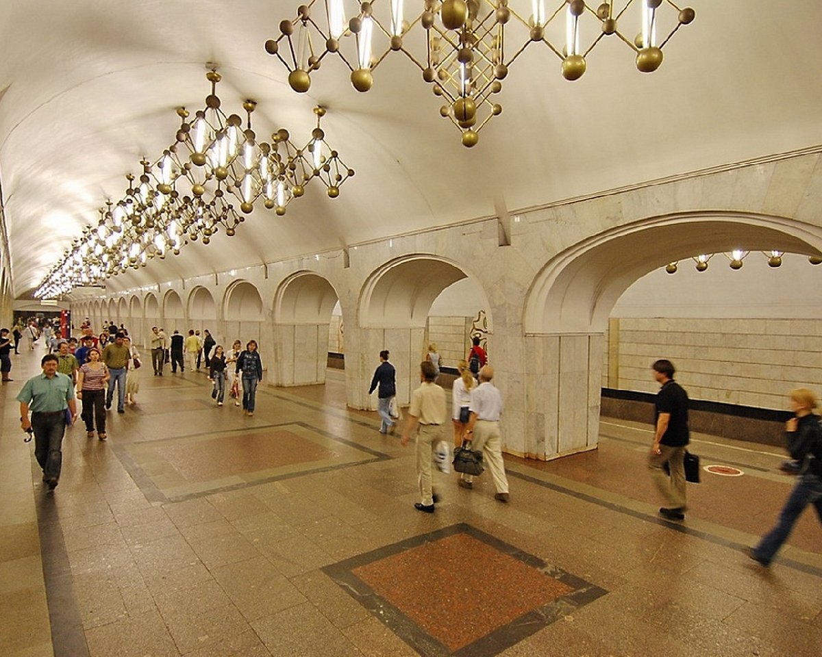 Москва метро менделеевская