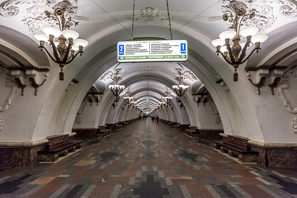 10 самых красивых исторических станций метро в Москве