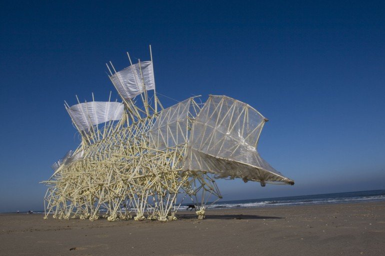 Выставка Тео Янсена «Кинетическая жизнь песчаных пляжей»