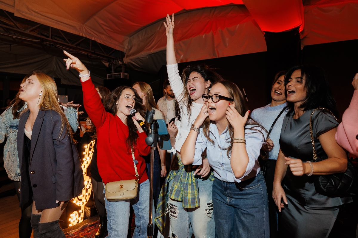 Некараоке вечеринка на тёплой крыше под хиты 90-х и 2000-х