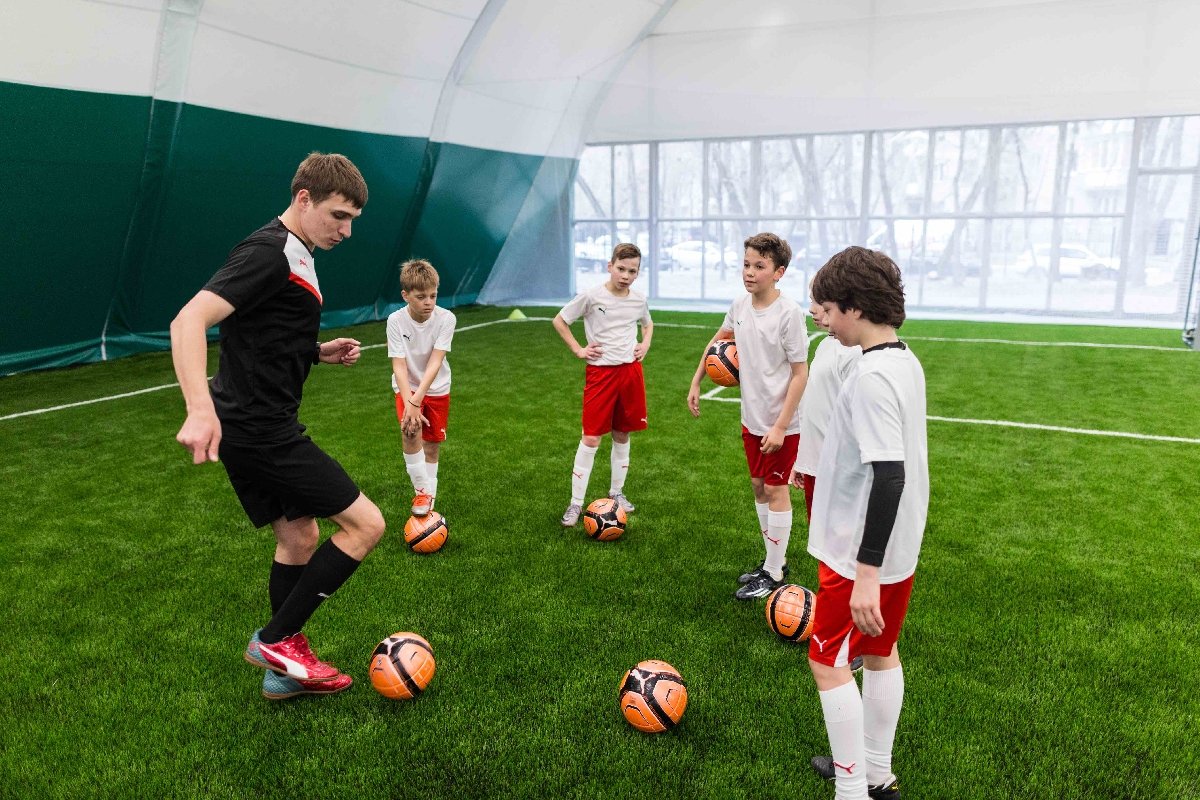 Football school. Футбольная школа. Тренировка детей по футболу. Детские футбольные школы. Футбол тренировка дети.