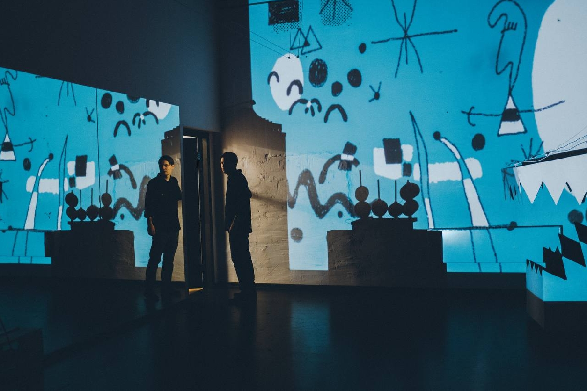 Новогодний арт-эксперимент «Таинственная елка»: путешествие с художниками 2026