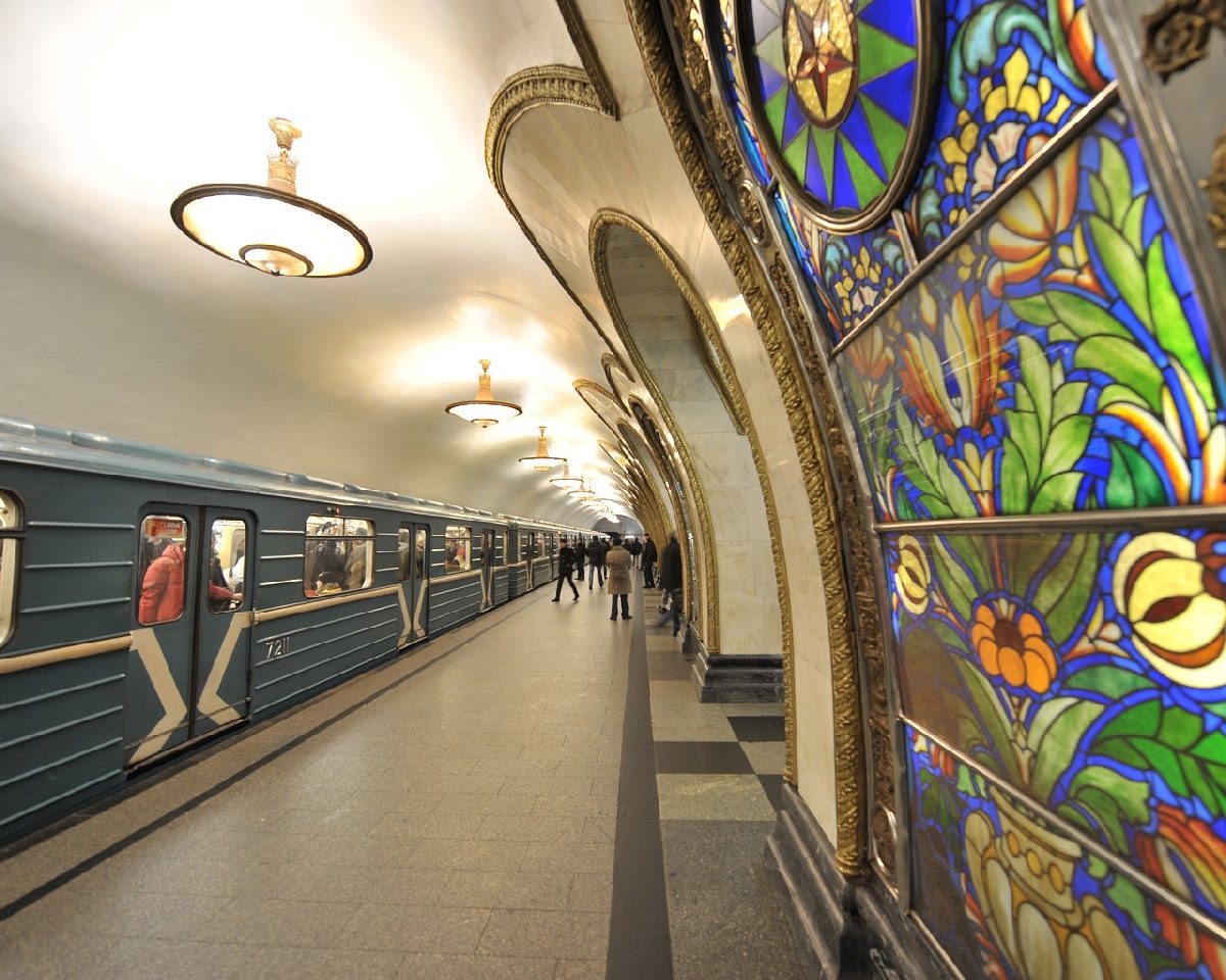 У метро новослободская