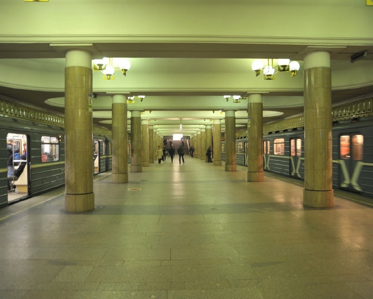 Вокзал ясенево. Станция метро Ясенево. Станция Ясенево Москва. Станция метро Ясенево фото. Метро Ясенево выходы.