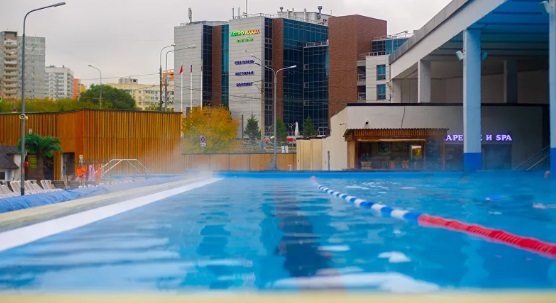 10 лучших открытых бассейнов в Москве в 2023 году