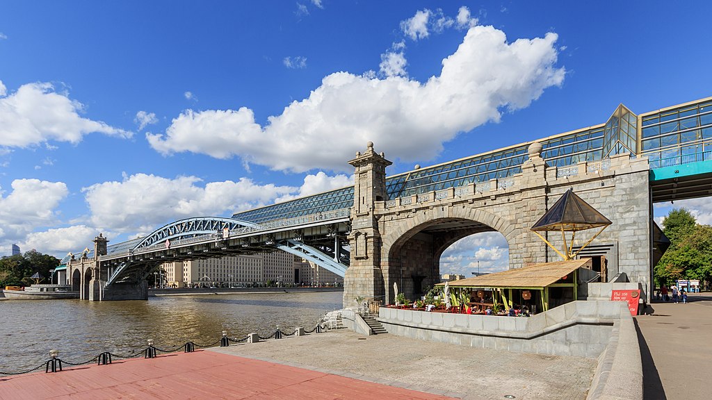 10 самых известных и популярных мостов в Москве