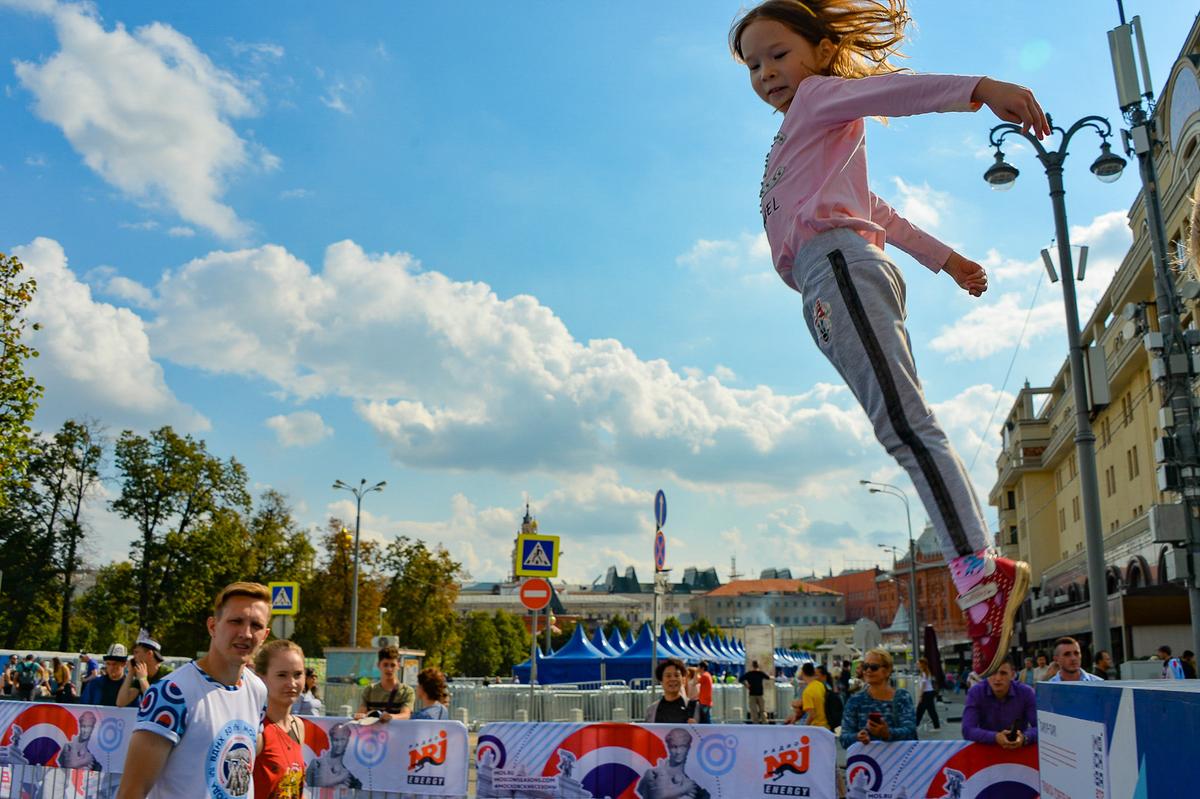 Куда сходить в москве недорого. День города для детей. Интересные места в Москве для детей 14 лет. ВДНХ день города 2020. Дети на дне города Москва.