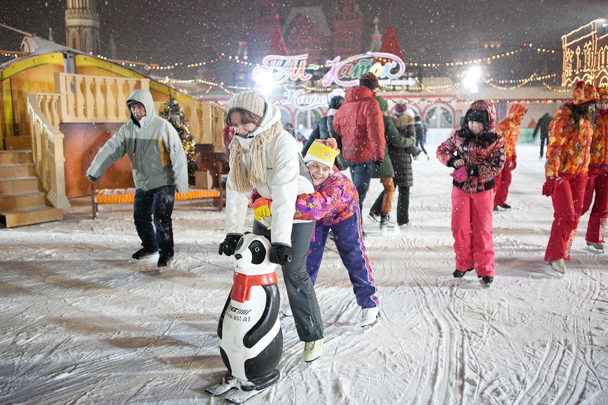 Гум прокат. ГУМ каток Пингвин. Катание детей на ГУМ катке. Каток атмосфера. Зимние развлечения для детей рядом с красной площадью.