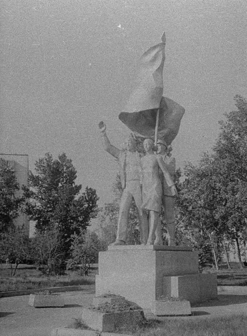 Можно Ли На Памятник Молодые Фото