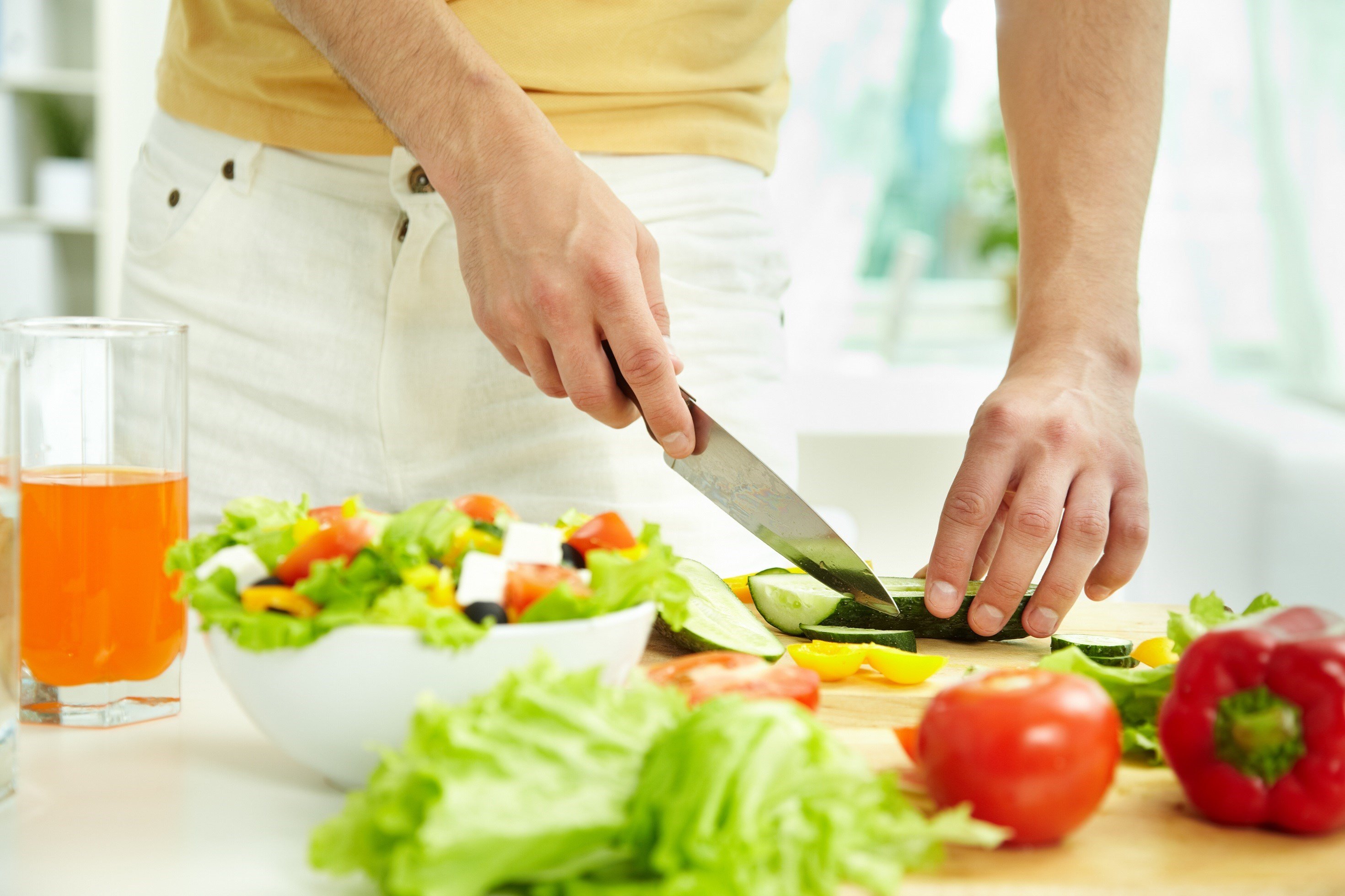 Нож режет овощи. Нарезание овощей. Подготовка продуктов. Правильное приготовление пищи. Нарезанные овощи.