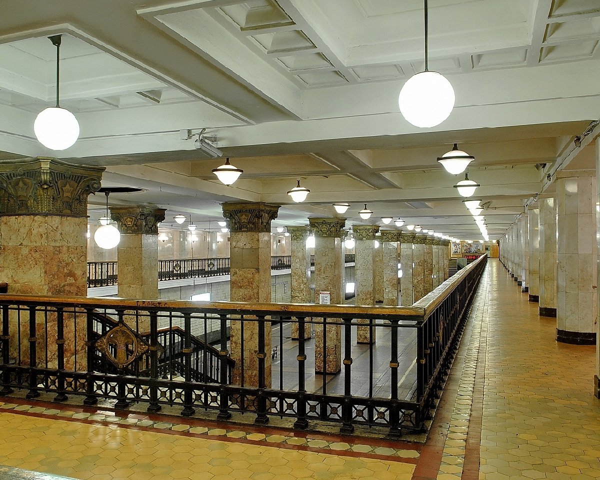 Станция метро «Комсомольская»