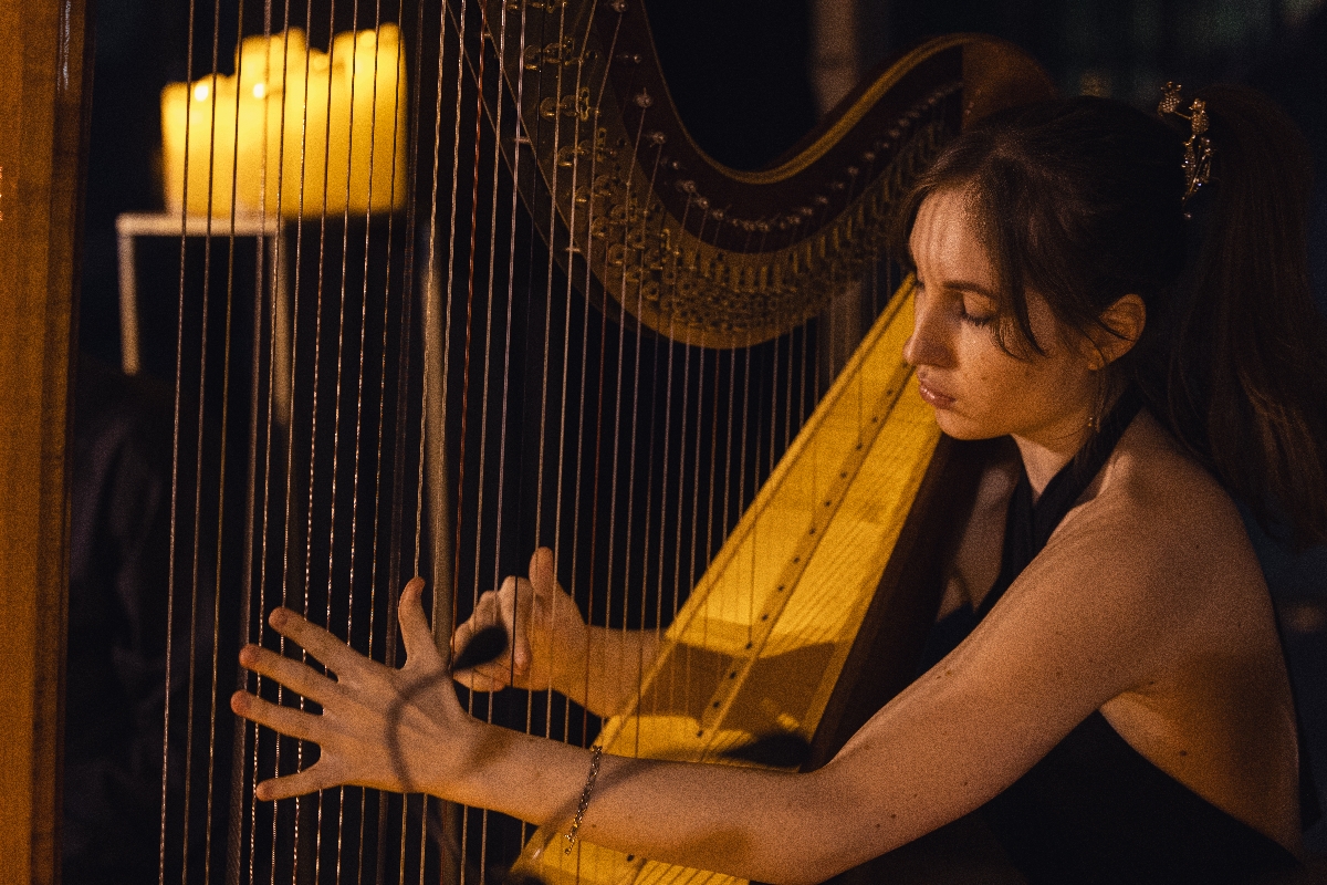 Hans Zimmer в струнном эмбиент-звучании с арфой на панорамной тёплой крыше Москвы 2026