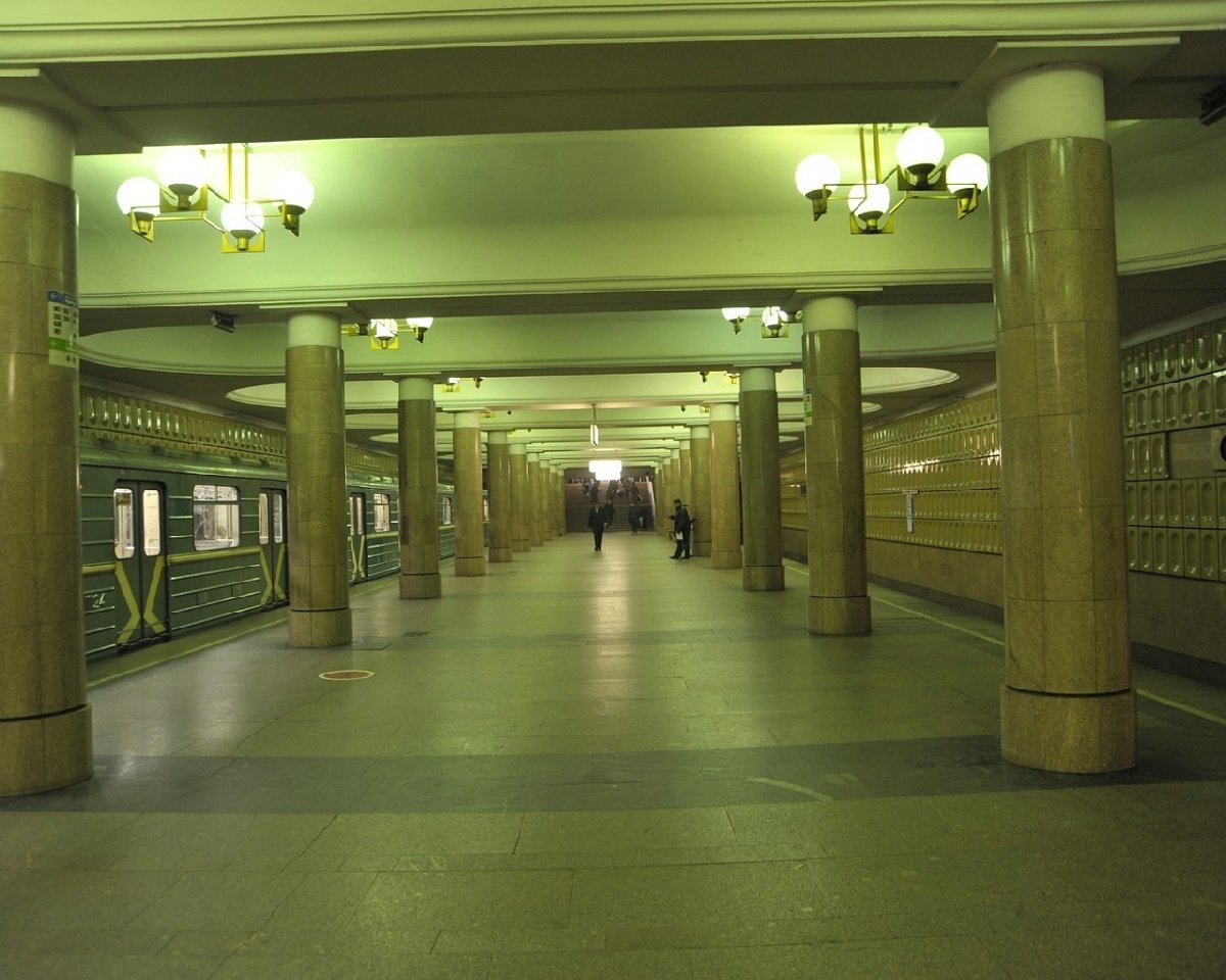 Вокзал ясенево. Станция метро Ясенево Москва. Метро Ясенево 2003. Станция метро Ясенево фото. Метро Ясенево торговый центр.