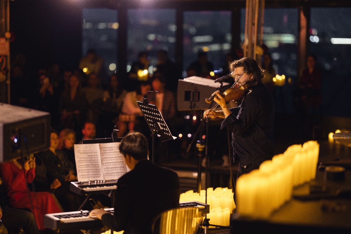 Музыка Ханса Циммера в струнном звучании камерного оркестра с арфой на панорамной теплой крыше