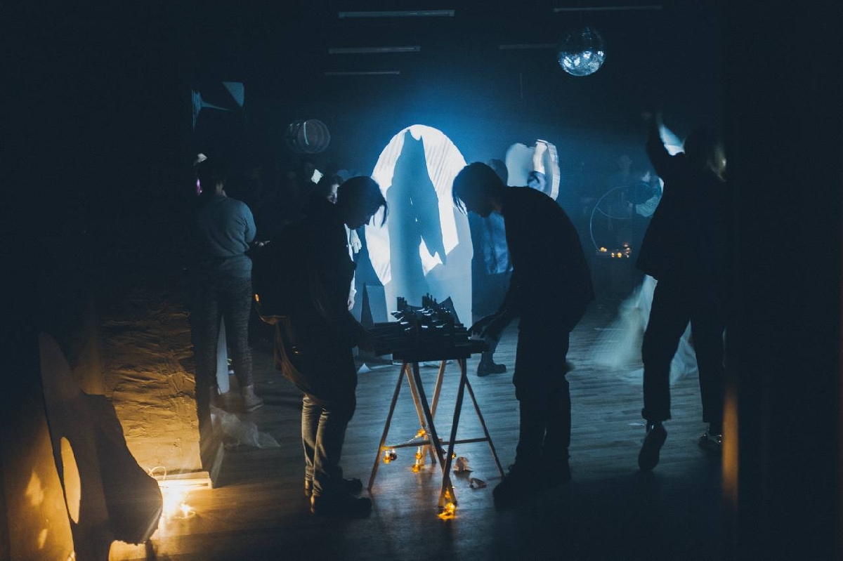 Новогодний арт-эксперимент «Таинственная елка»: путешествие с художниками 2026